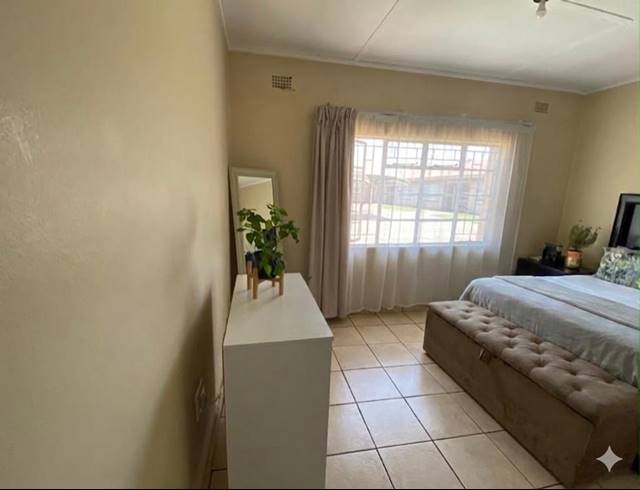 2 BEDROOM APARTMENT FOR SALE IN VANDERBIJLPARK CW 5